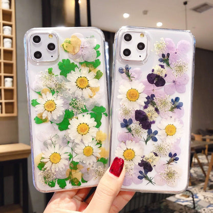 Preserved flower phone cases featuring beautiful floral designs in epoxy for iPhone, providing style and protection.
